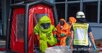 Bamberg: Säureaustritt in Gewerbebetrieb - Feuerwehr rückt in Schutzanzügen an