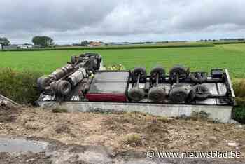 Vrachtwagen met 22 ton diepvriesproducten belandt op dak naast E40