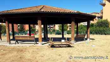 Rifiuti e tavoli ribaltati: vandali in azione al parco di Torresina