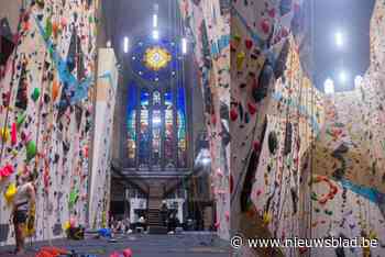 Bezoekers van Hide & Seek ontdekken artiesten op unieke locaties: concerten gaan door in klimzaal bij een kerk, glas-in-loodatelier en oude paraplufabriek