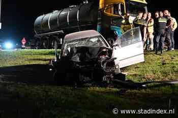 Auto rijdt in greppel langs Swifterweg, bestuurder gewond