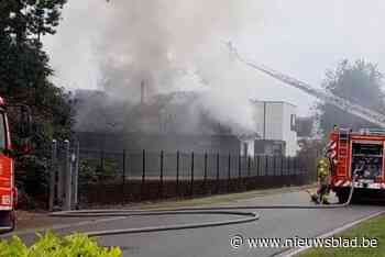 Brand in loods slaat over naar naastliggende woning: gevaar voor asbest, bewoners moeten ramen en deuren gesloten houden