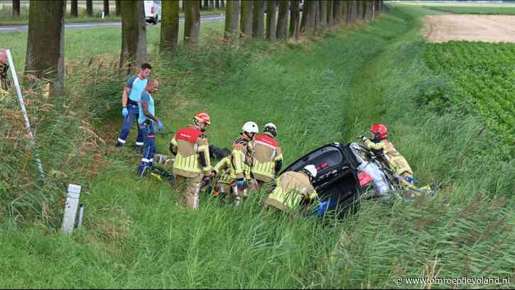 Biddinghuizen - Auto rijdt in greppel langs Swifterweg, bestuurder bevrijd door brandweer
