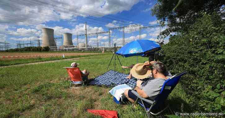 Sprengung der AKW-Türme ein Spektakel für Schaulustige