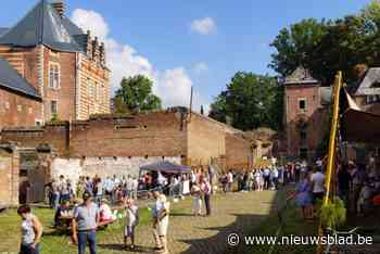 Heerse kermis met volksspelen en lokale makers op kasteeldomein
