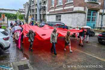 Gigantisch rode stip reist door Europa met vertrek in Thor Park