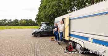 Nog voordat Andries (48) zijn caravan heeft geparkeerd, stuit hij al op verzet: ‘Jammer dat het zo moet’