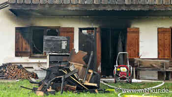 Wohnzimmer steht in Vollbrand: Großeinsatz auf Hof in Altenau