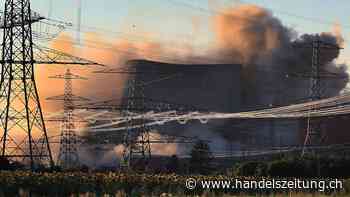 Kühltürme von Atomkraftwerk Grafenrheinfeld in Bayern gesprengt