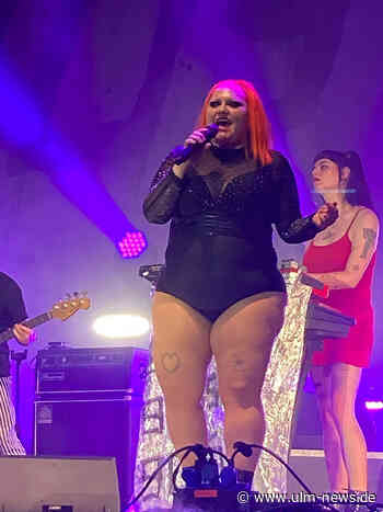 US-Band Gossip mit Sängerin Beth Ditto begeistern die Fans beim Open Air im Klosterhof