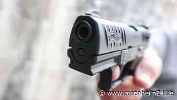 Finger weg von meiner Pflaume! Oma (85) bedroht Baggerfahrer mit Pistole – Großeinsatz