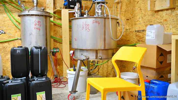 Drugslab wordt onder zware bewaking ontruimd, zo ziet het eruit