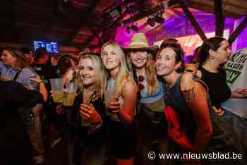 IN BEELD. Dit was de tweede dag van Rijvers Festival: “Er wordt massaal gefeest en gedanst”