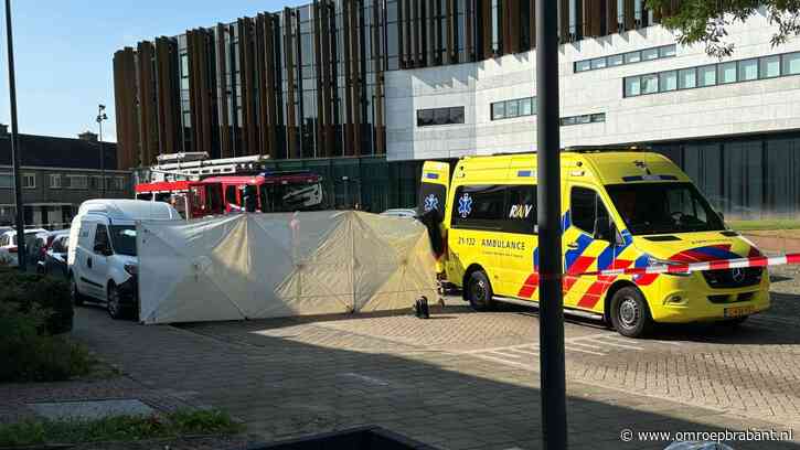 Man (78) dood door ongeluk, auto raakte geparkeerde auto's en sloeg om