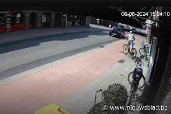 Uitbaatster Debora filmt hoe dief zijn eigen fiets aan pizzeria parkeert en weggaat met elektrisch exemplaar