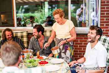 Kleinzoon vliegt vanuit New York naar Pukkelpop voor balletjes van moeke Anna (92): “Ik heb er 101 gedraaid”