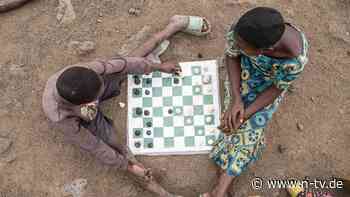 Klub in Camp gibt Hoffnung: Geflüchtete Kinder im Kongo spielen Schach statt Krieg