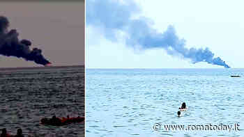 Ostia, incendio in mare: barca a fuoco al largo. Allarme tra i bagnanti