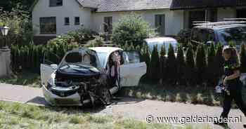 Frontaal botsende auto’s raken passerende fietser: meerdere gewonden