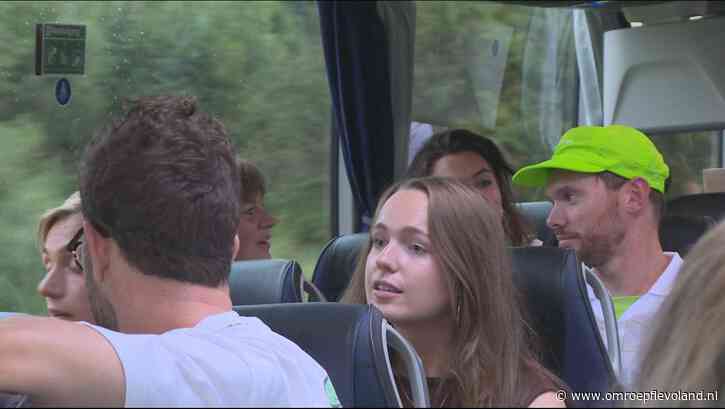 Biddinghuizen - Pendelbus Lowlands lijkt eigen festival: "Zolang ze de bus maar heel houden, mag alles"