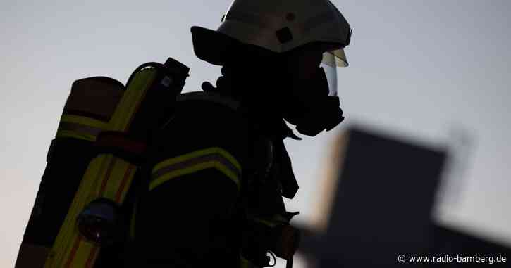 Wohnung bei Brand zerstört – Feuerwehrmann leicht verletzt