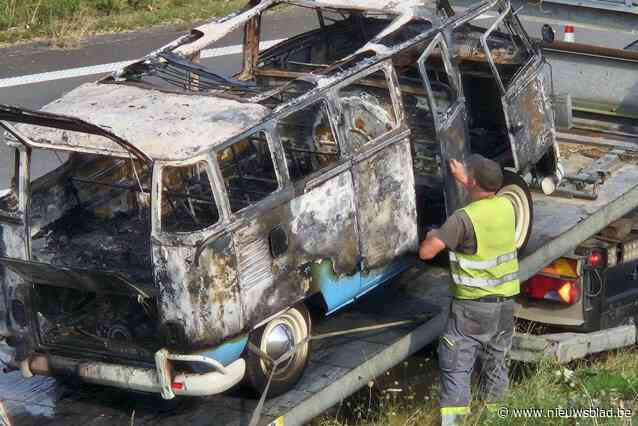 Oldtimer busje vat vuur op A19 en gaat in vlammen op