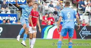 Mijnans zet AZ uit vrije trap vroeg op voorsprong tegen NEC