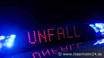 A8 in der Nacht gesperrt: Auto nimmt „Sprungschanze“ und schleudert über Autobahn