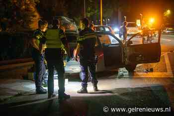 Auto crasht op rotonde, inzittenden vluchten te voet