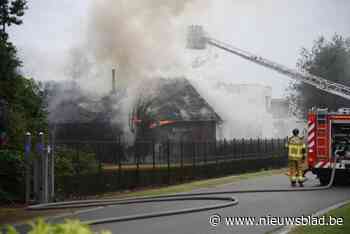 Brand in loods slaat over naar naastliggende woning, beide gebouwen uitgebrand