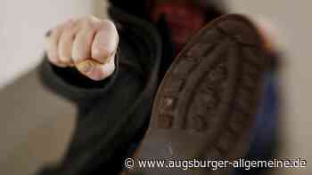 Blutverschmiert im Krankenhaus: 44-Jähriger wurde von drei Männern angegriffen