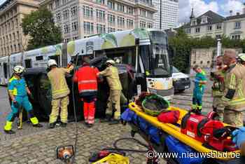 Auto kantelt op zij na aanrijding met tram, brandweer moet dak openknippen om bestuurster te bevrijden