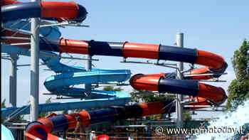 "Ha palpeggiato la mia ragazza" e al parco acquatico scoppia la lite