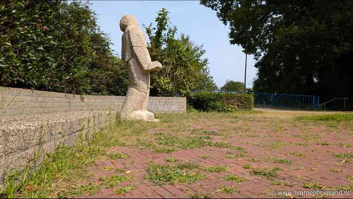Lelystad - Staat oorlogsmonument Lelystad 'ronduit schandalig', onkruid groeit vrijuit