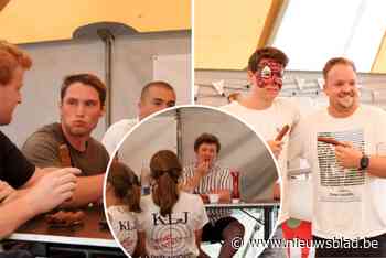 14 exemplaren naar binnen gespeeld in 20 minuten tijd: Brent (30) kroont zich tot kampioen curryworsten eten in Lier