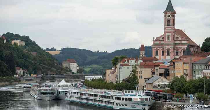 Boot sinkt auf Grund der Donau – Bergung am Montag