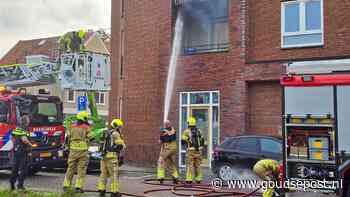 Brandweer blust brand op balkon aan de Gerard Leeustraat