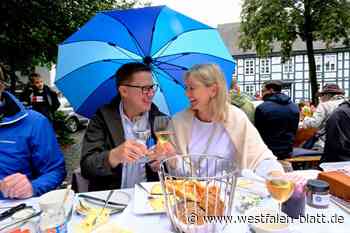 Hunderte brunchen auf dem Münsterkirchplatz in Herford