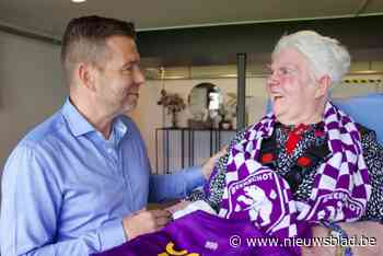 Adrienne (79) komt nog een laatste keer naar Beerschot en ontmoet lievelingsspeler uit jaren 90: “In tranen toen ze haar ‘mannekes’ zag”