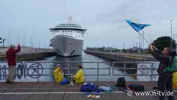 "Öl tötet": Klimaaktivisten blockieren Kreuzfahrtschiff bei Amsterdam