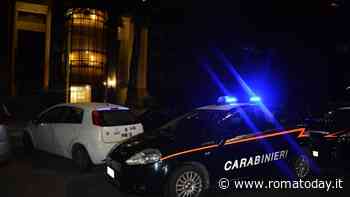 Rompe i finestrini delle auto in sosta per rubare all'interno