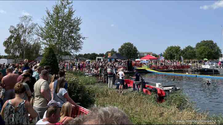 Zeewolde - Recordaantal bezoekers bij 'Fiets 'm d'r in' ziet fietsers in het water plonzen
