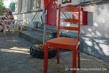 ‘De Stoel Van Busschot’ zorgt voor grappige momenten: “Met skipak op warmste dag van het jaar”