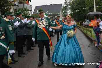 Schützenkönigin in Dörenhagen beeindruckt mit Kleid in Petrol