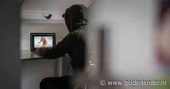 Man (50) zegt van misbruik te walgen, maar moet nu zelf de cel in voor kinderporno: ‘Bijzonder schokkend’