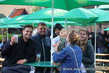 Tag des Bierbrunnens: Gäste trotzen dem Regen mit guter Laune