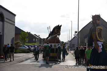 Reuzenstoet op zonnige Proche Kermis