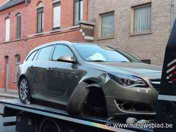 Bestuurster knalt met wagen tegen container naast de rijweg