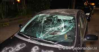 Man zorgt voor ravage door auto’s met stoeptegel te vernielen, buurtbewoners gaan achter hem aan