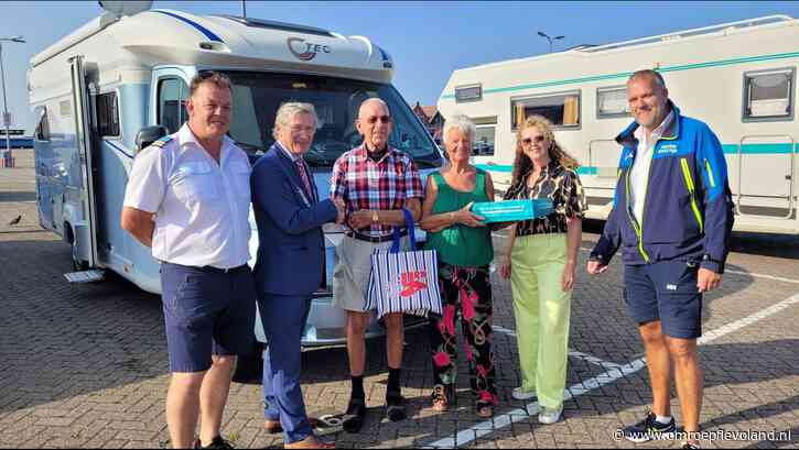 Urk - Urk verwelkomt 10.000ste bezoeker van dit jaar in de haven